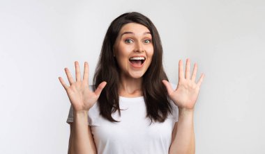 Heyecanlı Milenyum Kızı Bağırıyor, Ayakta Duruyor, Stüdyo Çekimi