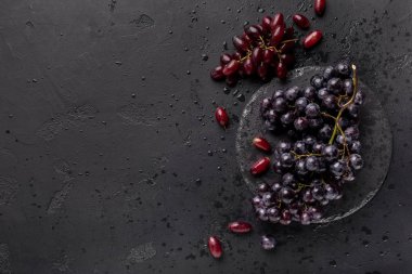 Siyah zemin üzerinde sağlıklı bir renkli üzüm yatağı