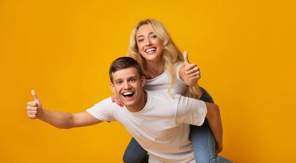 Alegre millennial casal mostrando polegares para cima, se divertindo juntos — Fotografia de Stock