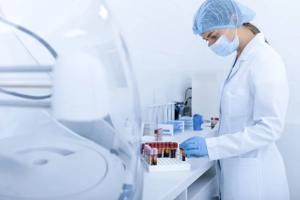 Frau sammelt Blutproben für Tests auf verschiedene Krankheiten — Stockfoto