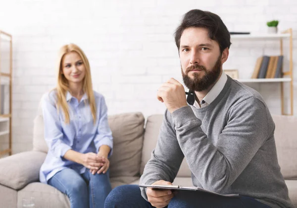 Selbstbewusster Therapeut sitzt mit Assistentin in Privatbüro — Stockfoto