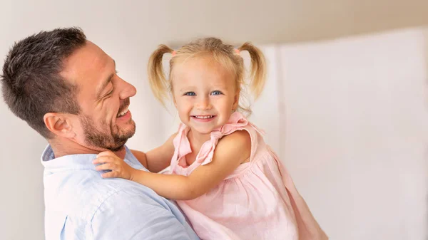 Люблячий батько з дочкою дивиться на камеру — стокове фото