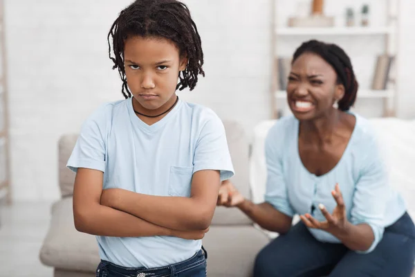 Irritada mulher negra gritando com a menina — Fotografia de Stock