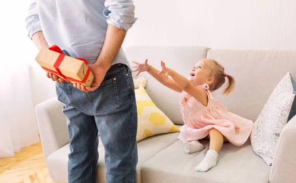 Adorabile figlia vuole coccolare con il padre — Foto Stock