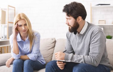 Üzgün kadın psikolojik muayenede sorunlarını fark ediyor.