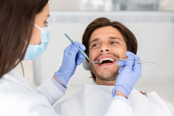 Fogászati klinika férfi betege, aki megbízható fogorvost keres — Stock Fotó