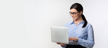 İş kadını Laptop Kullanıyor Çevrimiçi Çalışıyor Stüdyoda Durma, Panorama