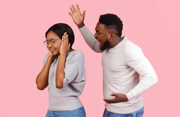 Hombre negro violento gritándole a su novia —  Fotos de Stock