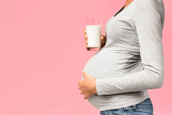 Diet sehat selama kehamilan. Lady memegang segelas susu — Stok Foto