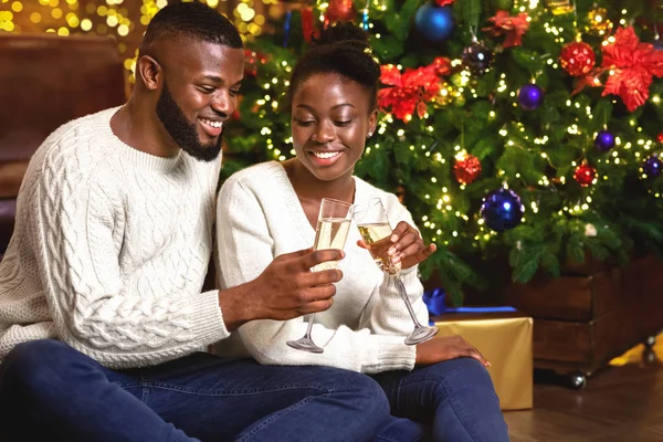 크리스마스를 축하하며 샴페인 잔을 들고 두드리는 행복 한아 프로 커플 — 스톡 사진