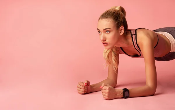 Esportivo mulher fazendo prancha exercício, Estúdio tiro — Fotografia de Stock