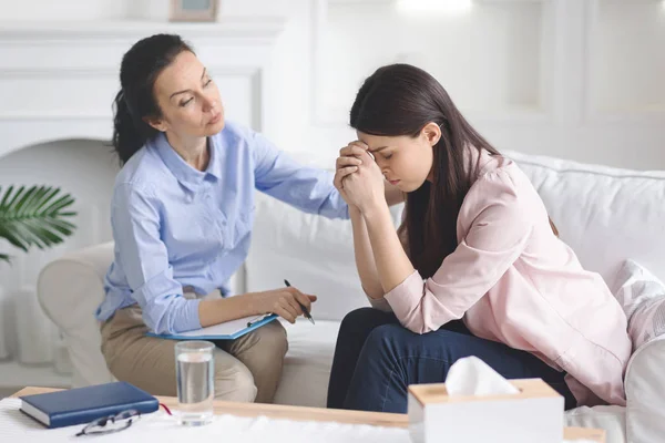 Terapeuta confortando seu choro deprimido paciente mulher — Fotografia de Stock