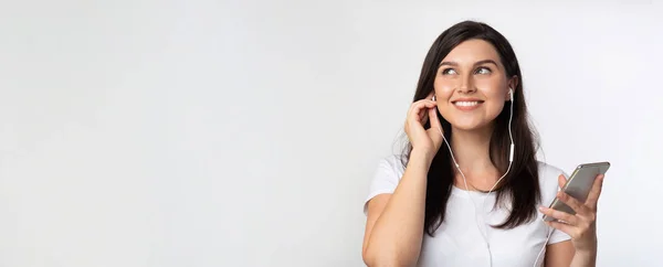 Chica disfrutando de la música en los auriculares escuchando canción en el estudio, Panorama — Foto de Stock