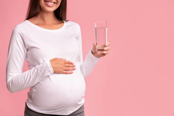 Lady Holding Glass Of Water Standing, Studio, dipotong-potong — Stok Foto