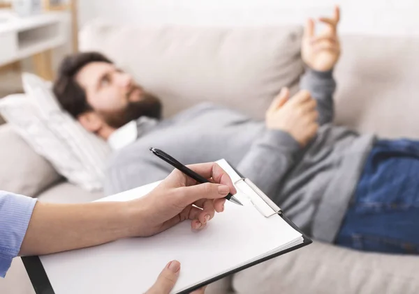 Homme réfléchi parlant de ses problèmes avec le médecin — Photo