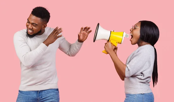 Chica afroamericana gritando a través de megáfono a su novio — Foto de Stock