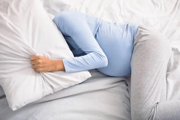 Femme enceinte avec insomnie, ayant des problèmes de sommeil — Photo