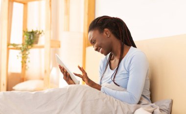 Evdeki Yatakta Oturan Siyah Kadın Dijital Tablet Kullanıyor