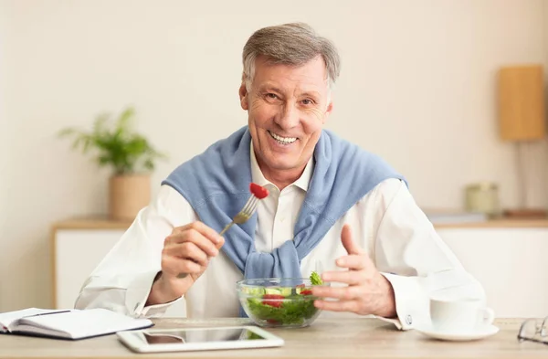 Idősek Zöldségsalátát esznek Mosolyognak a munkahelyükön — Stock Fotó