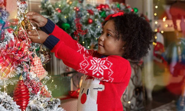 Linda menina afro decorando árvore de Natal — Fotografia de Stock