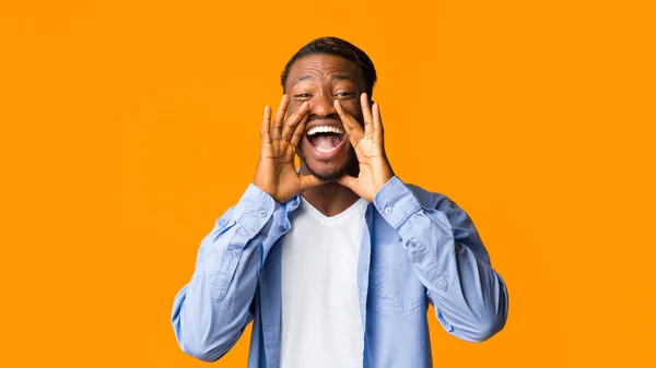 Excitado afro cara gritando em pé sobre laranja estúdio fundo, Panorama — Fotografia de Stock