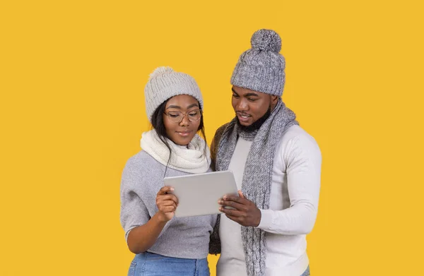 Casal de inverno preto compras on-line, usando tablet digital — Fotografia de Stock