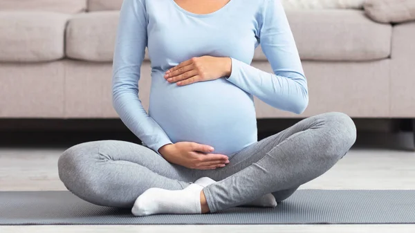 Gewassen uitzicht op zwangere vrouw met buik — Stockfoto