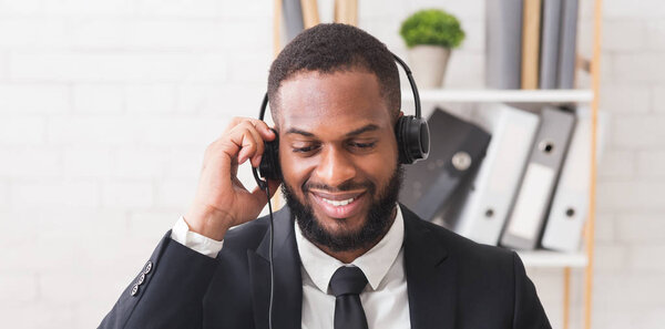 Закрытие веселого менеджера, проводящего онлайн-конференцию с клиентами
