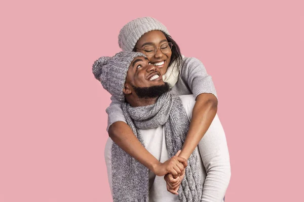 Gadis bahagia dengan mata tertutup memeluk kekasihnya — Stok Foto