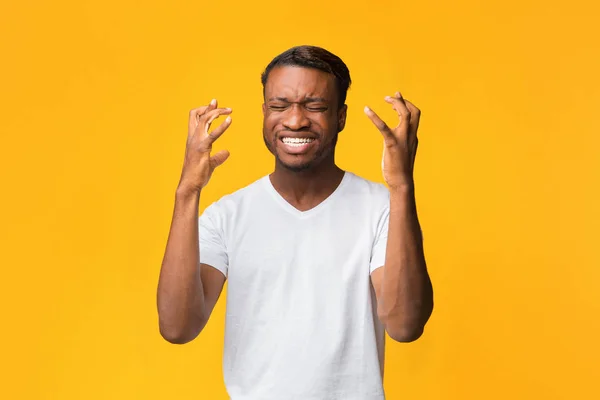 Frustrovaný Afro Man gesturing s rukama vyjadřující zklamání, Studio Shot — Stock fotografie