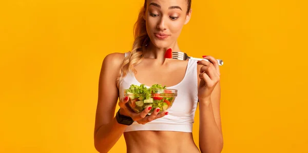Fitness Girl äta färska grönsakssallad stående i studio, Panorama — Stockfoto