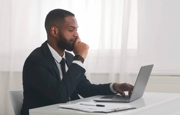 Joven hombre de negocios afroamericano estudiando mercado en línea —  Fotos de Stock