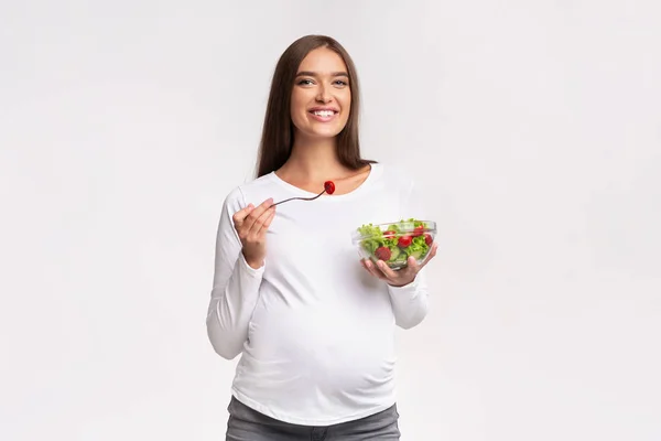 Smiling Pregnant Lady Eating Vegetable Salad berdiri, Studio Shot — Stok Foto