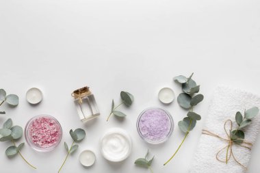 Beyaz üzerine el yapımı krema sürülmüş renkli aroma deniz tuzu.