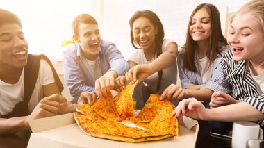 Yemek teslimatı. Pizza dilimleri ve panorama alan arkadaşlar.