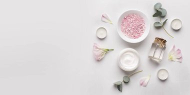 Aromaterapi, deniz tuzu ve beyaz üzerine doğal krema.