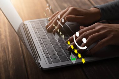 İş kadını dizüstü bilgisayarda yüksek kalite notunda düğmeye basıyor