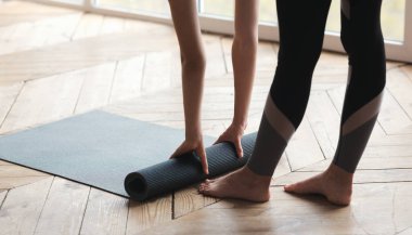 Yoga yapan bir kadın, antrenmanını tamamlıyor.