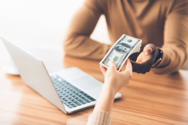 Siyah komisyoncu kadından rüşvet alıyor.