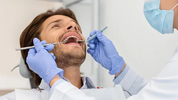 Közelkép a férfi nyitott szájjal fogorvosi székben — Stock Fotó