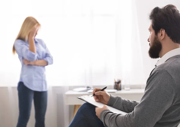 Psicóloga profesional que observa problemas internos de pacientes mujeres —  Fotos de Stock