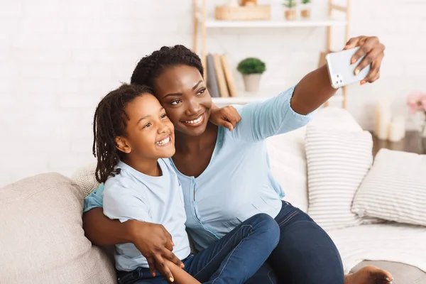 Zwart vrouw en meisje het nemen van selfie met iphone 11 pro max — Stockfoto