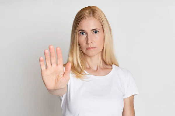 Nein heißt nein. Frau zeigt Stopp-Geste — Stockfoto