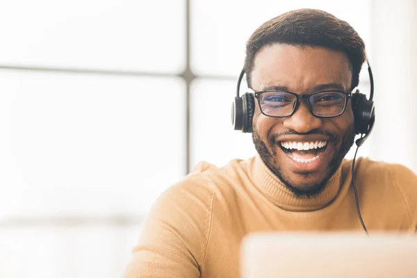 Close-up van gelukkige Afrikaanse customer service agent — Stockfoto