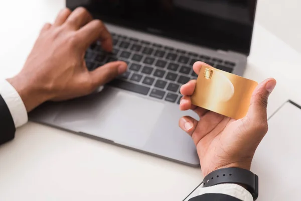 Les mains de l'homme tapant le numéro de carte de crédit sur l'ordinateur portable — Photo