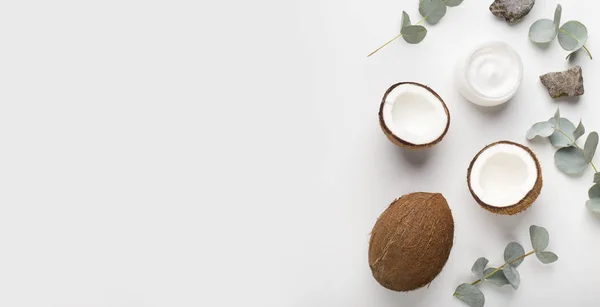 Naturlig kokoskräm för ansiktsvård på vit bakgrund — Stockfoto