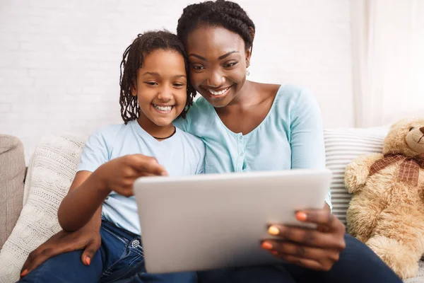 Afro mam en dochter het maken van video call — Stockfoto