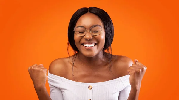 Boldog fekete nő Gesturing Igen over Orange Studio Háttér, Panoráma — Stock Fotó