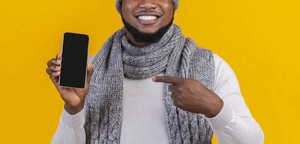 Zavřít prázdné obrazovky telefonu v ruce afro chlap — Stock fotografie