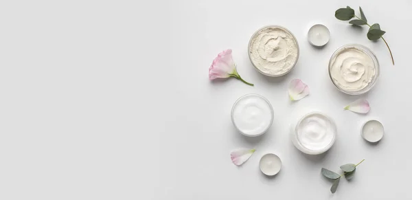 Eco amichevole crema fatta in casa per il viso e la pelle su bianco — Foto Stock